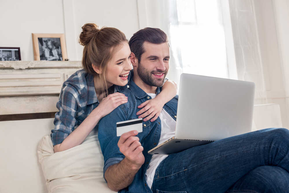 mężczyzna i kobieta podczas wnioskowania o pozabankową kartę kredytową online